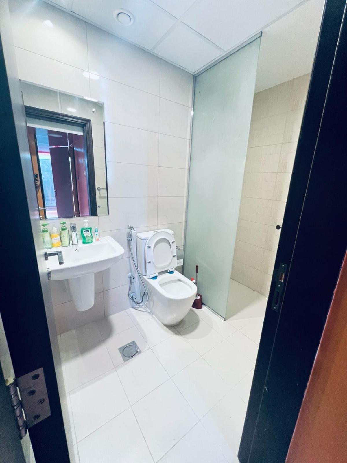 Appartamento Moon Backpackers Burjman Exit 2, Family Partitions, Loft Partitions, Dubai Esterno foto