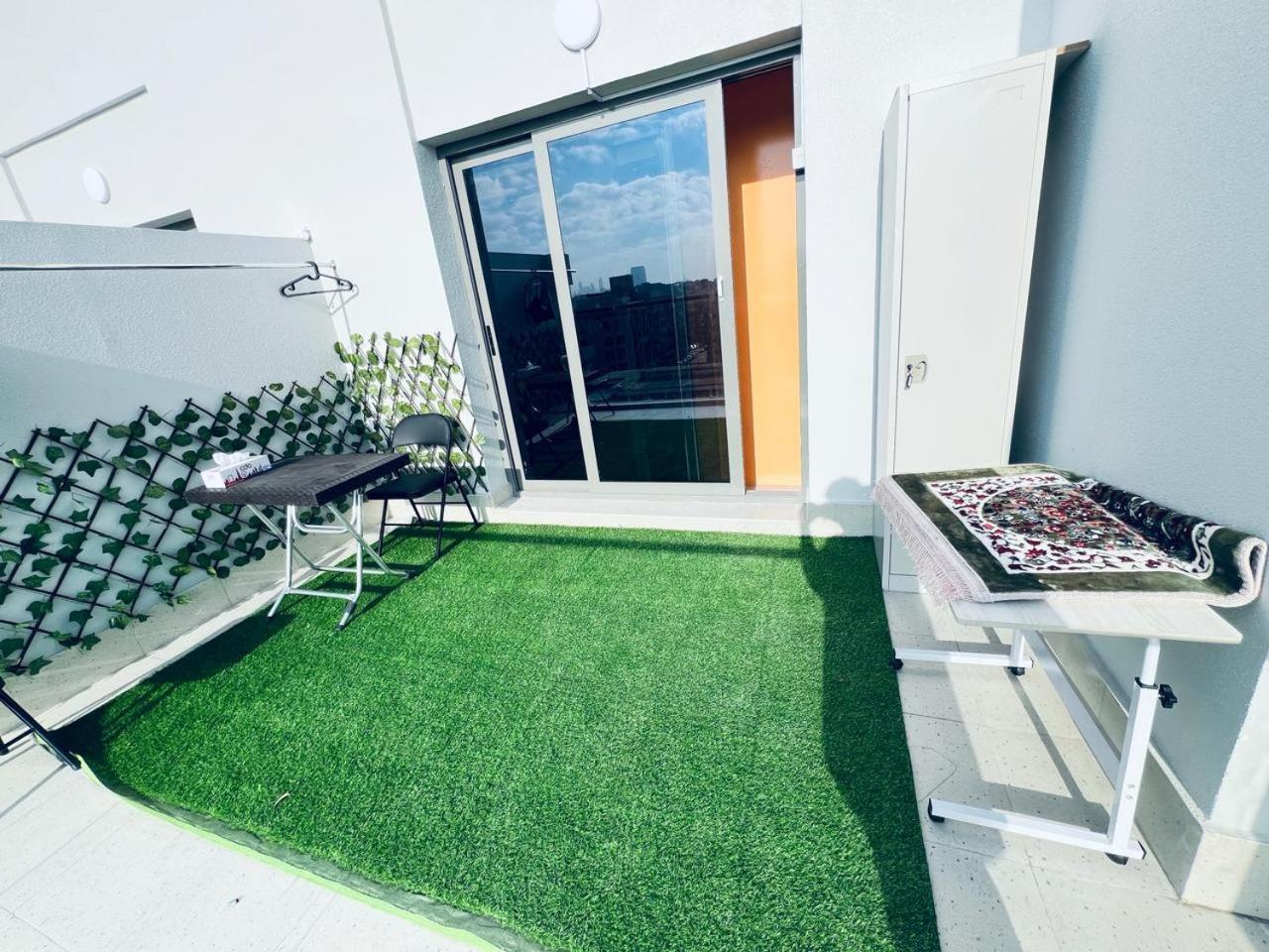 Appartamento Moon Backpackers Burjman Exit 2, Family Partitions, Loft Partitions, Dubai Esterno foto